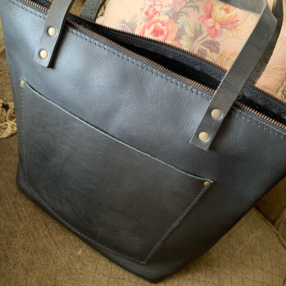 Chic Black Leather Tote Bag - Picture 8 of 10